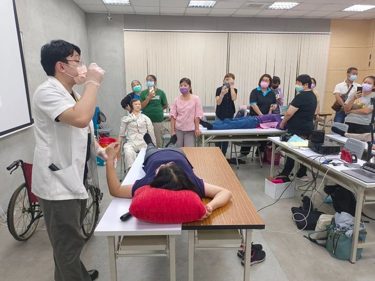 居家照顧技巧指導：肢體關節活動技巧、移轉位技巧。